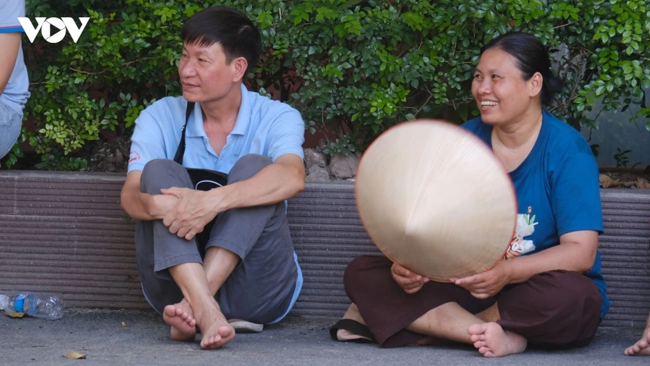 Phụ huynh "đỏ mắt", vượt trăm km về Hà Nội chờ con thi lớp 10 trường chuyên