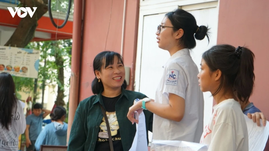 Phụ huynh "đỏ mắt", vượt trăm km về Hà Nội chờ con thi lớp 10 trường chuyên