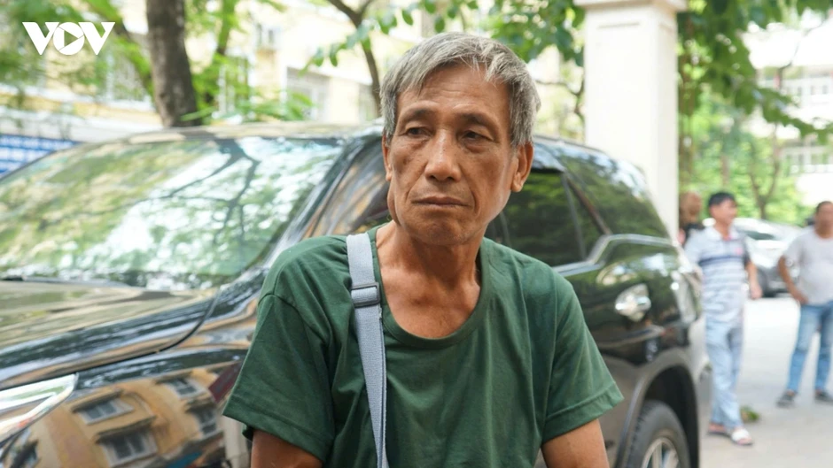 Phụ huynh "đỏ mắt", vượt trăm km về Hà Nội chờ con thi lớp 10 trường chuyên