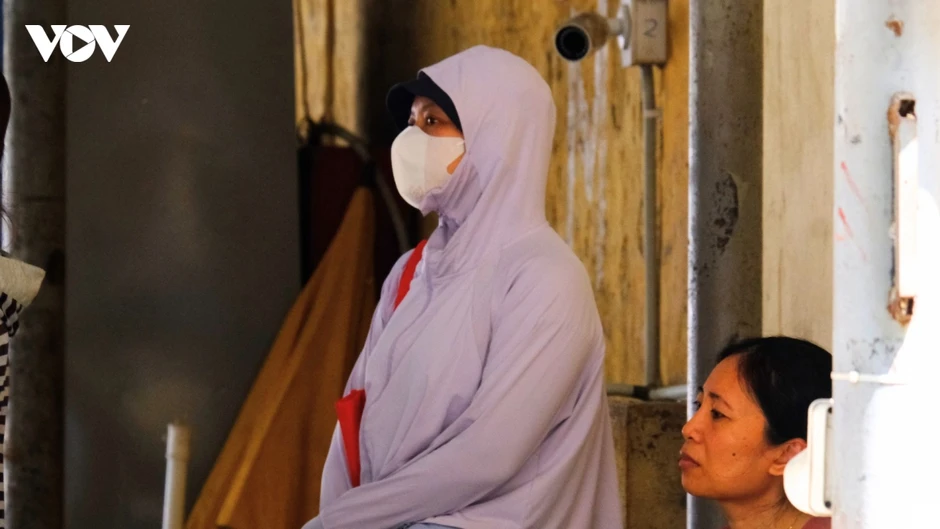 Phụ huynh "đỏ mắt", vượt trăm km về Hà Nội chờ con thi lớp 10 trường chuyên