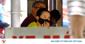 Phụ huynh "đỏ mắt", vượt trăm km về Hà Nội chờ con thi lớp 10 trường chuyên