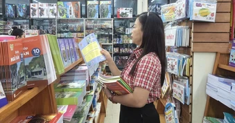 Phụ huynh "đội mưa", vượt 30km về trung tâm vẫn không mua đủ bộ SGK cho con
