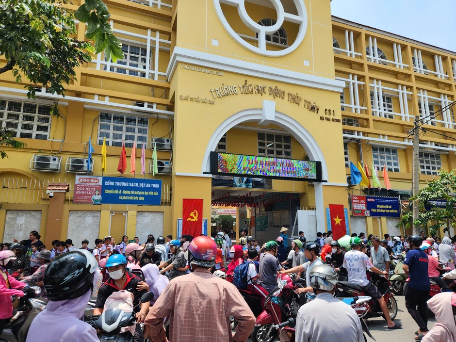 Phụ huynh tiểu học Đặng Thùy Trâm nói gì, sau nhiều ca nghi ngộ độc thực phẩm? Phụ huynh tiểu học Đặng Thùy Trâm nói gì, sau nhiều ca nghi ngộ độc thực phẩm?