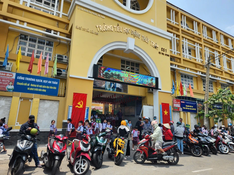 Phụ huynh tiểu học Đặng Thùy Trâm nói gì, sau nhiều ca nghi ngộ độc thực phẩm? Phụ huynh tiểu học Đặng Thùy Trâm nói gì, sau nhiều ca nghi ngộ độc thực phẩm?
