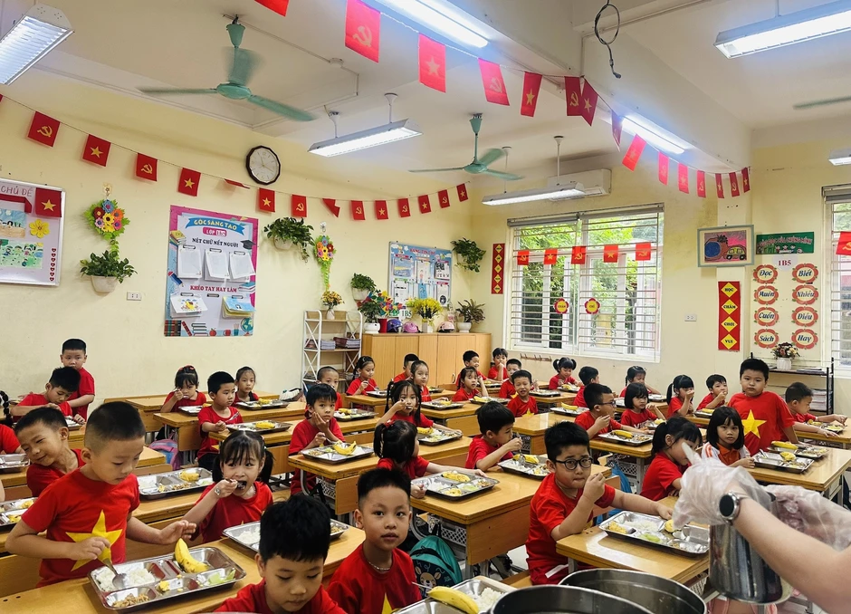 Phụ huynh ‘tố’ con đau bụng phải nhập viện, phường khẳng định không do ăn bán trú Phụ huynh ‘tố’ con đau bụng phải nhập viện, phường khẳng định không do ăn bán trú