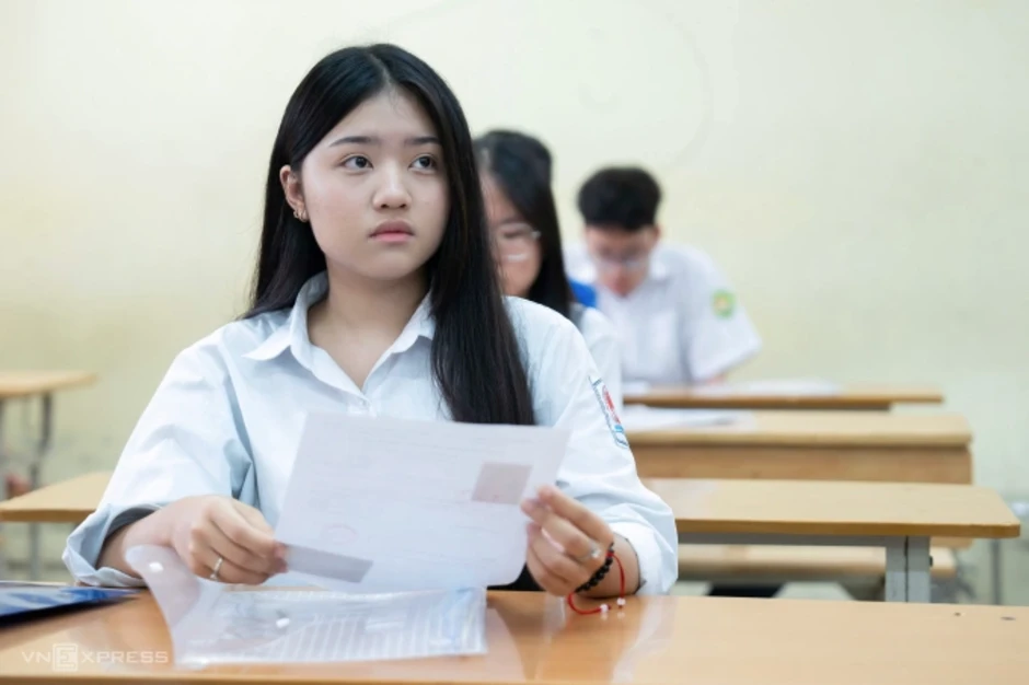 Phụ huynh 'toát mồ hôi' khi 60.000 học sinh không có suất vào lớp 10 công lập Phụ huynh 'toát mồ hôi' khi 60.000 học sinh không có suất vào lớp 10 công lập