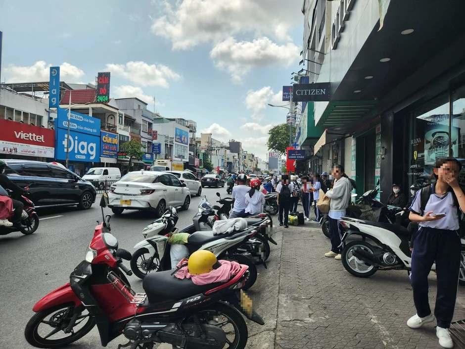 Phụ huynh TP.HCM gọi tên nhiều nơi 'không có vỉa hè cho học sinh đi bộ' Phụ huynh TP.HCM gọi tên nhiều nơi 'không có vỉa hè cho học sinh đi bộ'