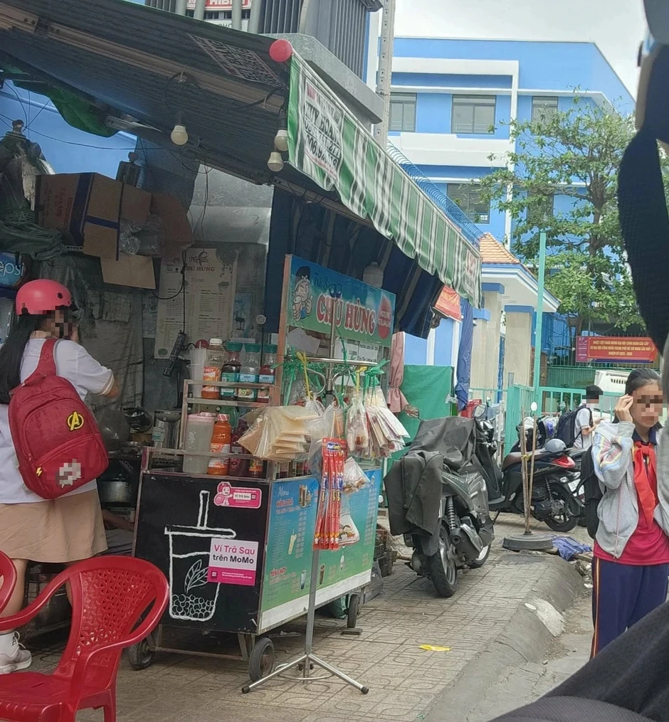 Phụ huynh TP.HCM gọi tên nhiều nơi 'không có vỉa hè cho học sinh đi bộ' Phụ huynh TP.HCM gọi tên nhiều nơi 'không có vỉa hè cho học sinh đi bộ'
