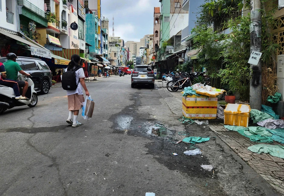 Phụ huynh TP.HCM gọi tên nhiều nơi 'không có vỉa hè cho học sinh đi bộ' Phụ huynh TP.HCM gọi tên nhiều nơi 'không có vỉa hè cho học sinh đi bộ'
