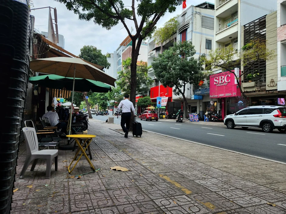Phụ huynh TP.HCM gọi tên nhiều nơi 'không có vỉa hè cho học sinh đi bộ' Phụ huynh TP.HCM gọi tên nhiều nơi 'không có vỉa hè cho học sinh đi bộ'