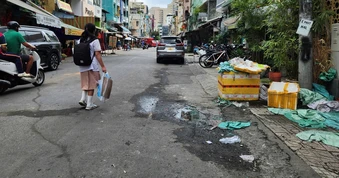 Phụ huynh TP.HCM gọi tên nhiều nơi 'không có vỉa hè cho học sinh đi bộ'