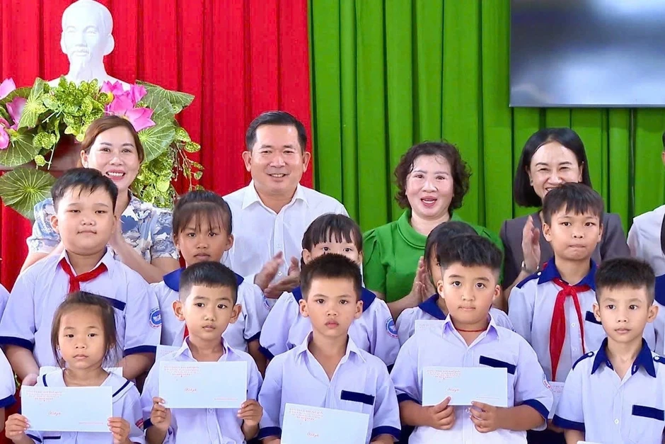 Phú Quốc công khai số điện thoại lãnh đạo để xử lý lạm thu, dạy thêm sai Phú Quốc công khai số điện thoại lãnh đạo để xử lý lạm thu, dạy thêm sai