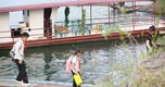 Phú Thọ: 60 học sinh phải vượt lòng hồ bằng thuyền để đến trường