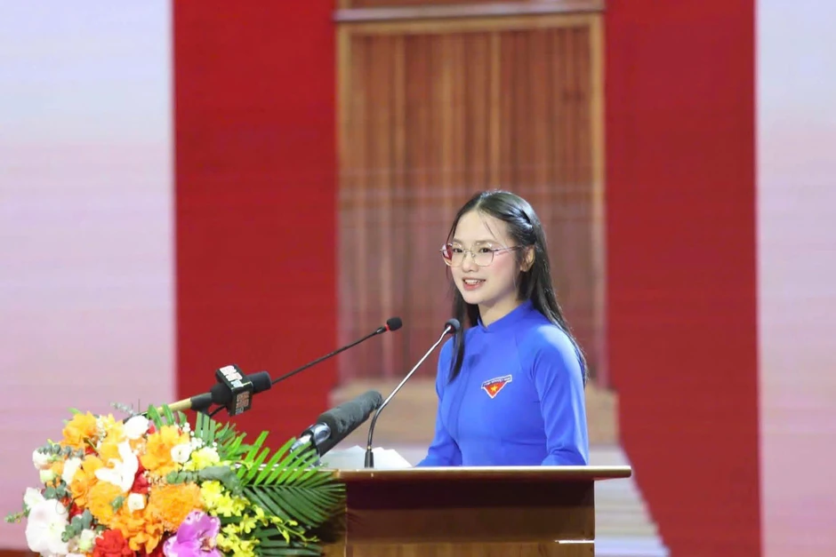 Profile siêu xịn của nữ đoàn viên áo xanh đang HOT nhất MXH: Vừa lên mạng đã va phải "con nhà người ta"! Profile siêu xịn của nữ đoàn viên áo xanh đang HOT nhất MXH: Vừa lên mạng đã va phải "con nhà người ta"!