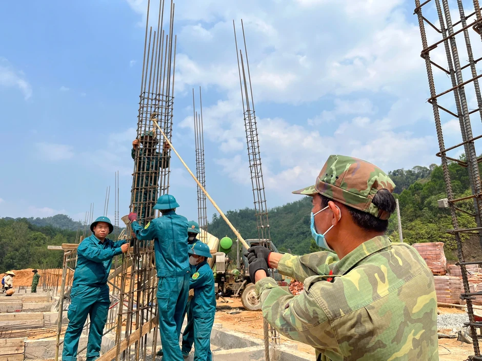 Quân khu 5 bàn phương án tăng tốc xây trường học vùng biên giới