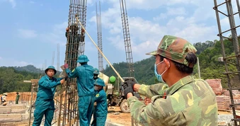Quân khu 5 bàn phương án tăng tốc xây trường học vùng biên giới