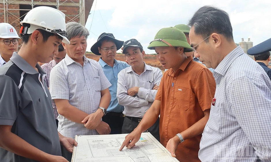 Quảng Ngãi yêu cầu đẩy nhanh tiến độ xây dựng trường nội trú liên cấp vùng biên