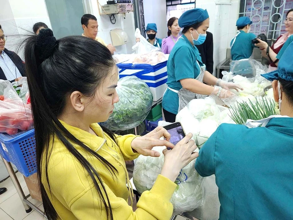 Quy trình bữa ăn bán trú: Làm bài bản nhưng vì sao hiệu trưởng vẫn lo? Quy trình bữa ăn bán trú: Làm bài bản nhưng vì sao hiệu trưởng vẫn lo?