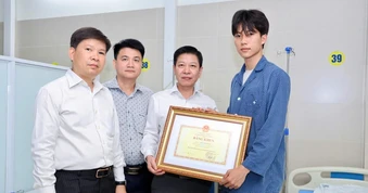 Quyền Bộ trưởng Giáo dục và Đào tạo tặng Bằng khen sinh viên dũng cảm cứu người khỏi đám cháy