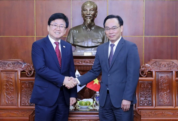 Quyền Bộ trưởng Hoàng Minh Sơn: Nghiên cứu khả năng mở phân hiệu đại học Hàn Quốc tại Việt Nam Quyền Bộ trưởng Hoàng Minh Sơn: Nghiên cứu khả năng mở phân hiệu đại học Hàn Quốc tại Việt Nam
