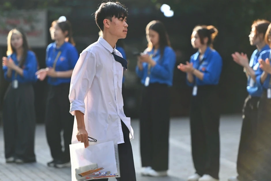 Rớt đại học vì "nộp tạm" IELTS 5.5, quên tiêu chí phụ, nam sinh khóc nấc Rớt đại học vì "nộp tạm" IELTS 5.5, quên tiêu chí phụ, nam sinh khóc nấc