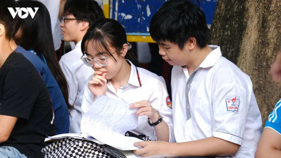 Sáng 1/6, thi các môn ngoại ngữ vào lớp 10 THPT chuyên Hà Nội năm học 2026-2027
