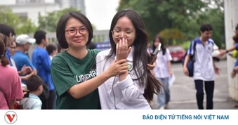 Sáng nay (29/5), thí sinh Hà Nội làm thủ tục dự thi lớp 10 THPT công lập