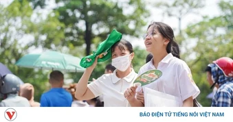 Sáng nay, thi môn Văn lớp 10 Trường THPT Chuyên ĐH Sư phạm Hà Nội