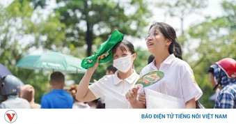 Sáng nay, thí sinh bước vào kỳ thi lớp 10 Trường THPT Chuyên ĐH Sư phạm Hà Nội