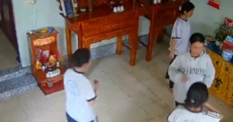 Sau buổi học cuối của lớp 12, nhóm học sinh đến thắp nhang cho bạn đã mất
