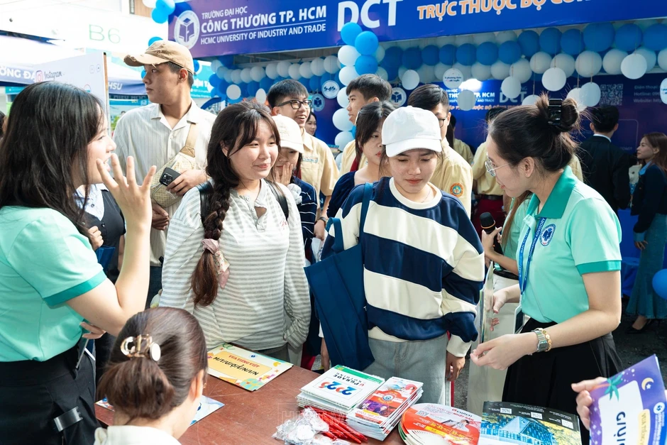Sau lần đầu lọc ảo, một trường ĐH ở TPHCM dự báo điểm chuẩn tối đa 23 Sau lần đầu lọc ảo, một trường ĐH ở TPHCM dự báo điểm chuẩn tối đa 23