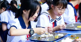 Sau sáp nhập, trường học Hà Nội tổ chức cho học sinh ăn bán trú thế nào?