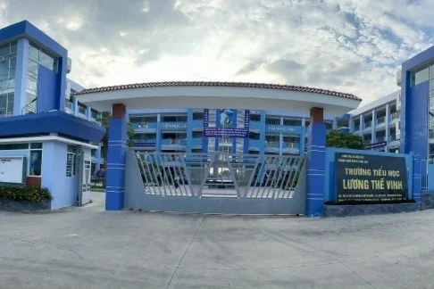 Sau vụ học sinh bị phạt tự đâm kim tiêm, hiệu trưởng xin thôi chức Sau vụ học sinh bị phạt tự đâm kim tiêm, hiệu trưởng xin thôi chức