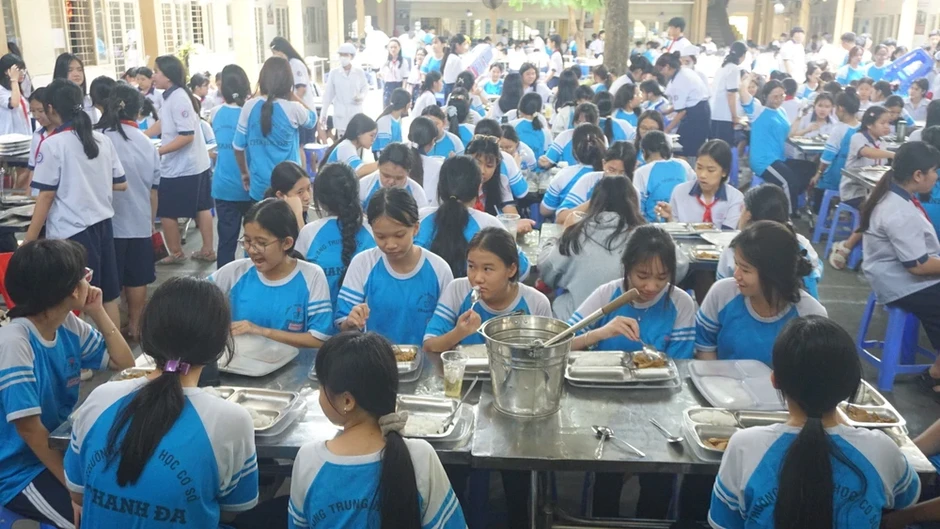 Sau vụ nghi ngộ độc tại trường học, TP.HCM giám sát chặt bữa ăn bán trú Sau vụ nghi ngộ độc tại trường học, TP.HCM giám sát chặt bữa ăn bán trú