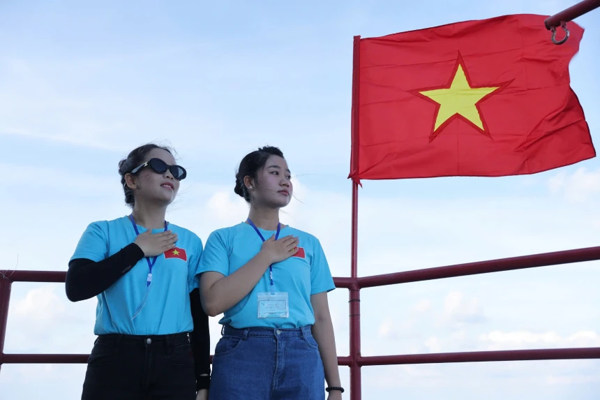 'Show diễn' đặc biệt giữa trùng khơi của nữ giáo viên âm nhạc 'Show diễn' đặc biệt giữa trùng khơi của nữ giáo viên âm nhạc