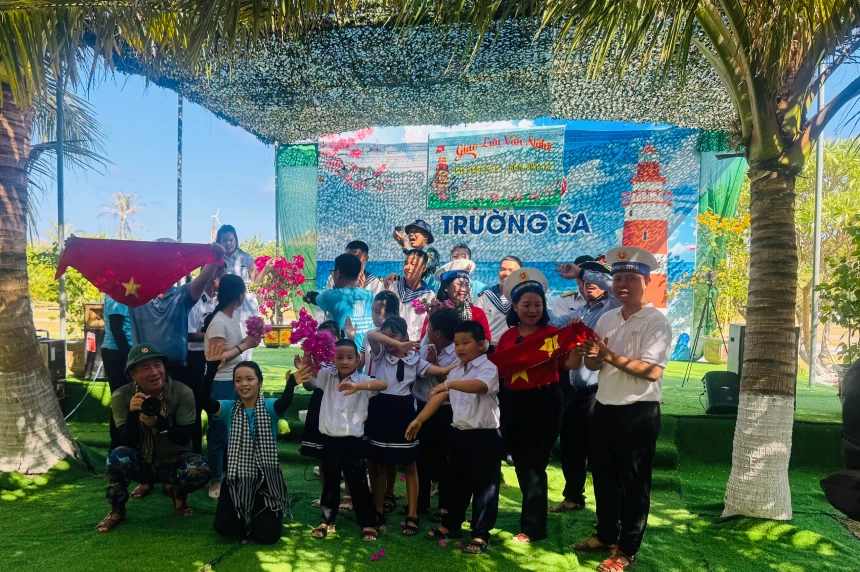 'Show diễn' đặc biệt giữa trùng khơi của nữ giáo viên âm nhạc 'Show diễn' đặc biệt giữa trùng khơi của nữ giáo viên âm nhạc