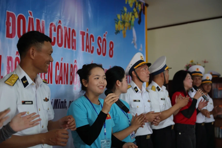 'Show diễn' đặc biệt giữa trùng khơi của nữ giáo viên âm nhạc 'Show diễn' đặc biệt giữa trùng khơi của nữ giáo viên âm nhạc