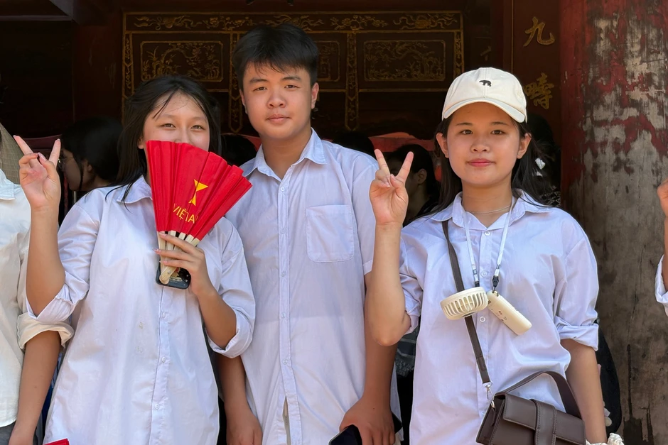 Sĩ tử đội nắng tới Văn Miếu cầu may trước ngày thi lớp 10 Sĩ tử đội nắng tới Văn Miếu cầu may trước ngày thi lớp 10