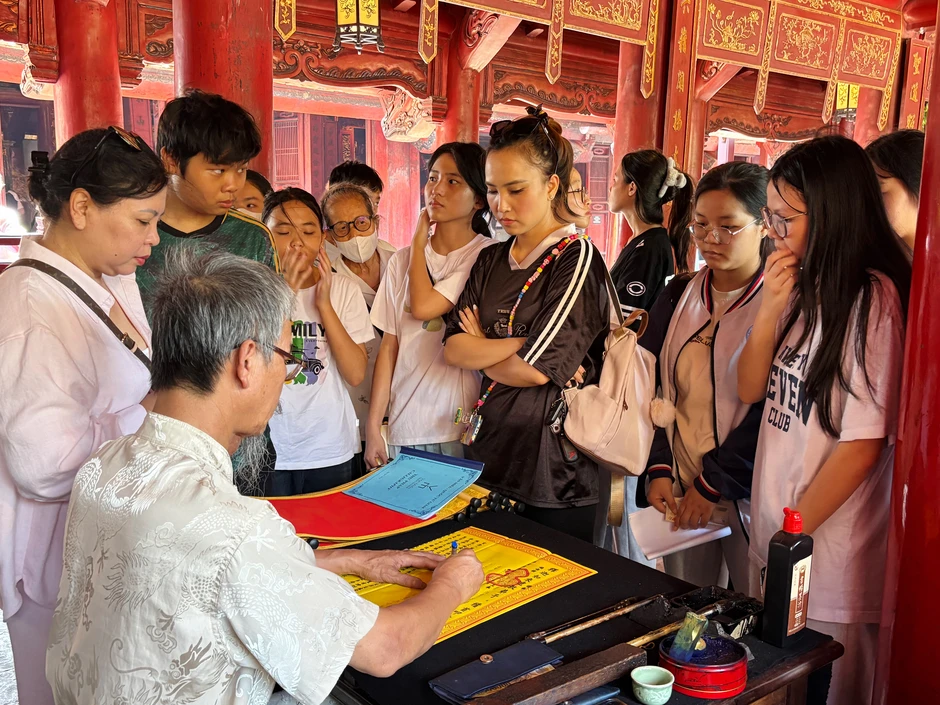 Sĩ tử đội nắng tới Văn Miếu cầu may trước ngày thi lớp 10 Sĩ tử đội nắng tới Văn Miếu cầu may trước ngày thi lớp 10