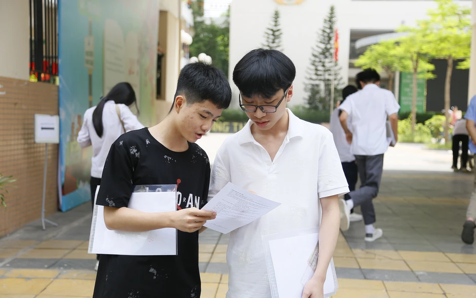 Sĩ tử đội nắng tới Văn Miếu cầu may trước ngày thi lớp 10 Sĩ tử đội nắng tới Văn Miếu cầu may trước ngày thi lớp 10