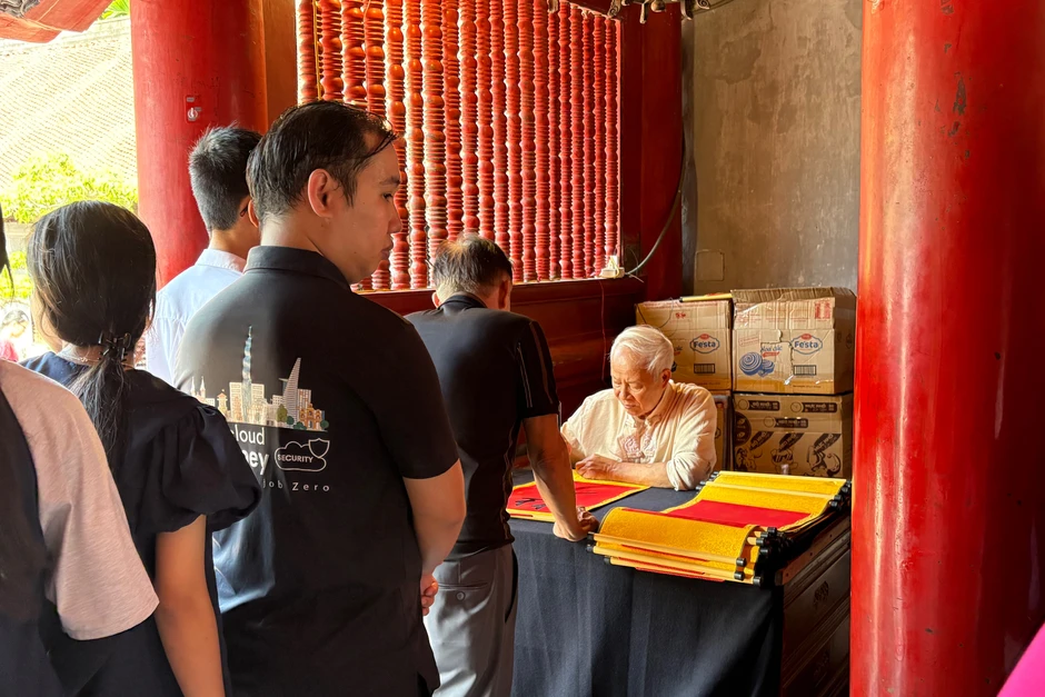 Sĩ tử đội nắng tới Văn Miếu cầu may trước ngày thi lớp 10 Sĩ tử đội nắng tới Văn Miếu cầu may trước ngày thi lớp 10