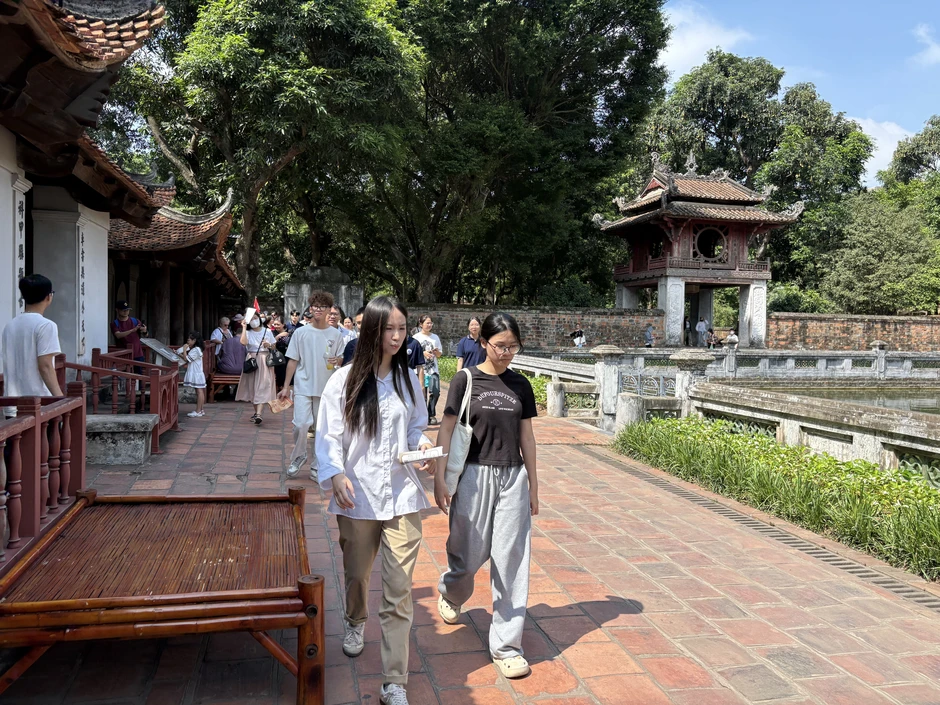 Sĩ tử đội nắng tới Văn Miếu cầu may trước ngày thi lớp 10 Sĩ tử đội nắng tới Văn Miếu cầu may trước ngày thi lớp 10