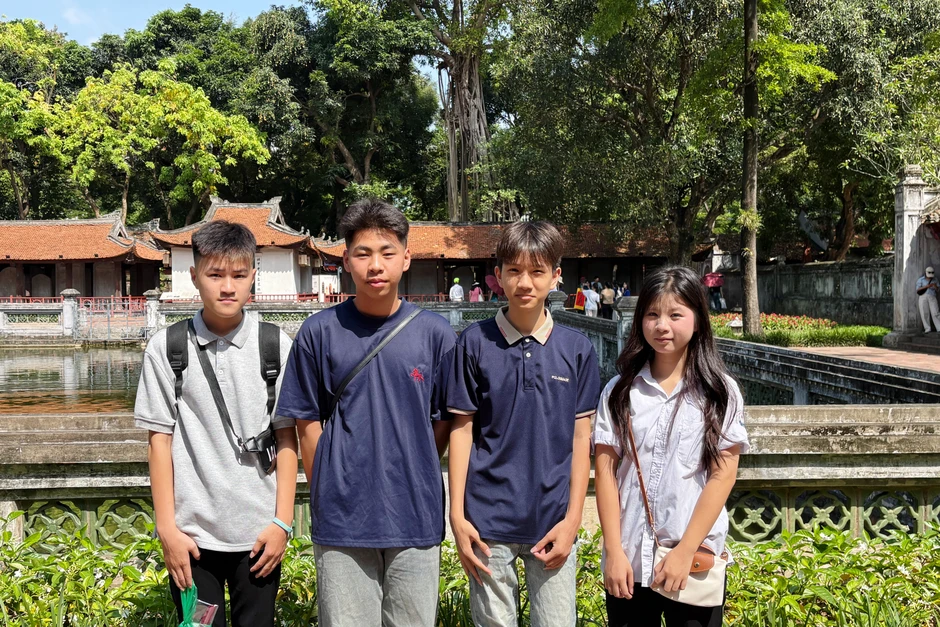 Sĩ tử đội nắng tới Văn Miếu cầu may trước ngày thi lớp 10 Sĩ tử đội nắng tới Văn Miếu cầu may trước ngày thi lớp 10