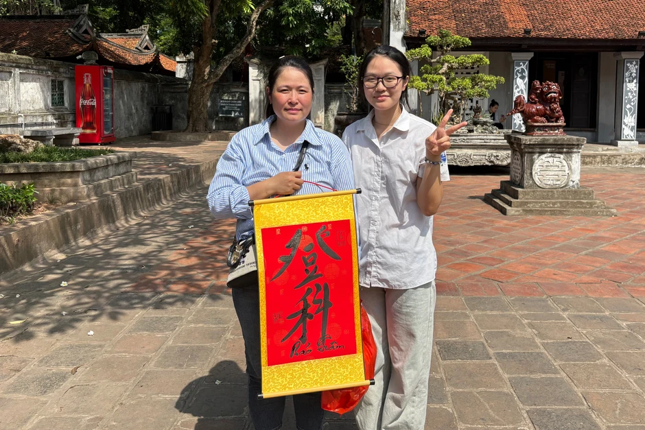 Sĩ tử đội nắng tới Văn Miếu cầu may trước ngày thi lớp 10 Sĩ tử đội nắng tới Văn Miếu cầu may trước ngày thi lớp 10