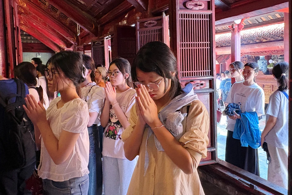 Sĩ tử đội nắng tới Văn Miếu cầu may trước ngày thi lớp 10 Sĩ tử đội nắng tới Văn Miếu cầu may trước ngày thi lớp 10