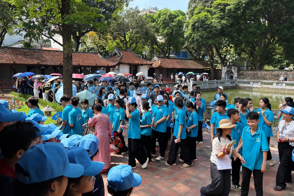 Sĩ tử đội nắng tới Văn Miếu cầu may trước ngày thi lớp 10 Sĩ tử đội nắng tới Văn Miếu cầu may trước ngày thi lớp 10