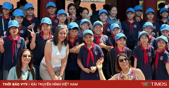 Sĩ tử đội nắng tới Văn Miếu cầu may trước ngày thi lớp 10