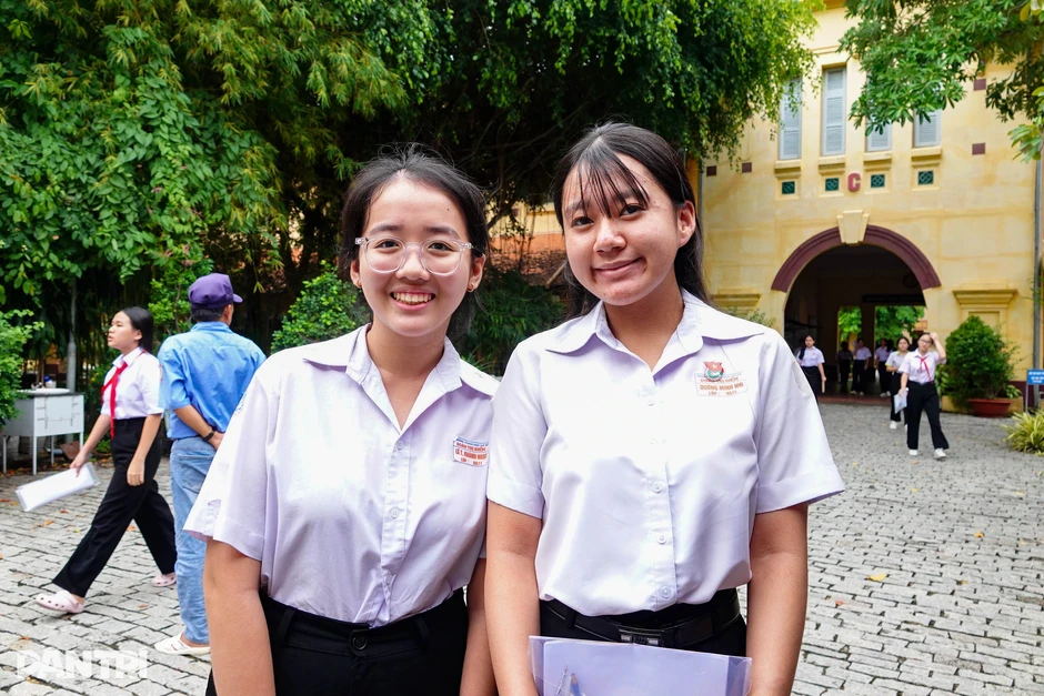 Sĩ tử hớn hở khoe với mẹ đề tiếng Anh dễ, tự tin đạt 9,8 điểm Sĩ tử hớn hở khoe với mẹ đề tiếng Anh dễ, tự tin đạt 9,8 điểm