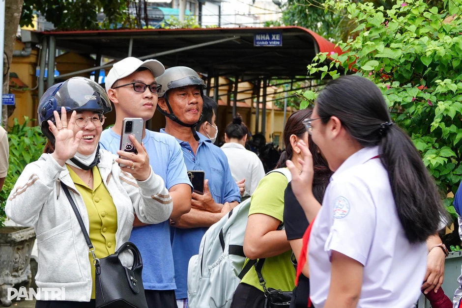 Sĩ tử hớn hở khoe với mẹ đề tiếng Anh dễ, tự tin đạt 9,8 điểm Sĩ tử hớn hở khoe với mẹ đề tiếng Anh dễ, tự tin đạt 9,8 điểm