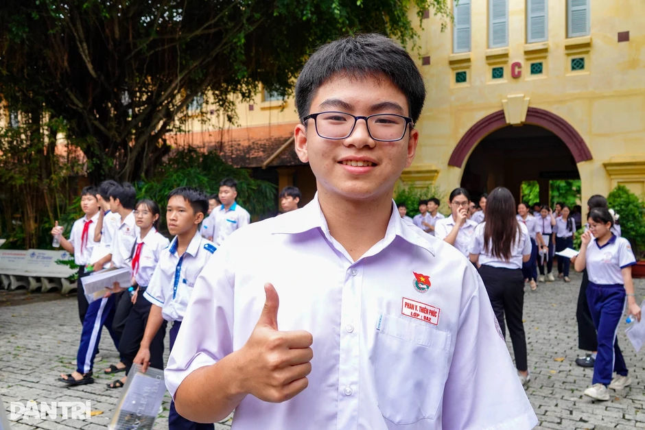 Sĩ tử hớn hở khoe với mẹ đề tiếng Anh dễ, tự tin đạt 9,8 điểm Sĩ tử hớn hở khoe với mẹ đề tiếng Anh dễ, tự tin đạt 9,8 điểm